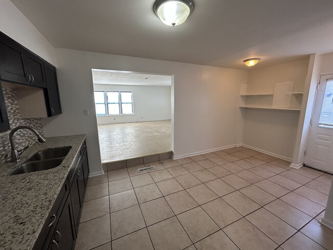 Building Photo - 1436 Forest Pl