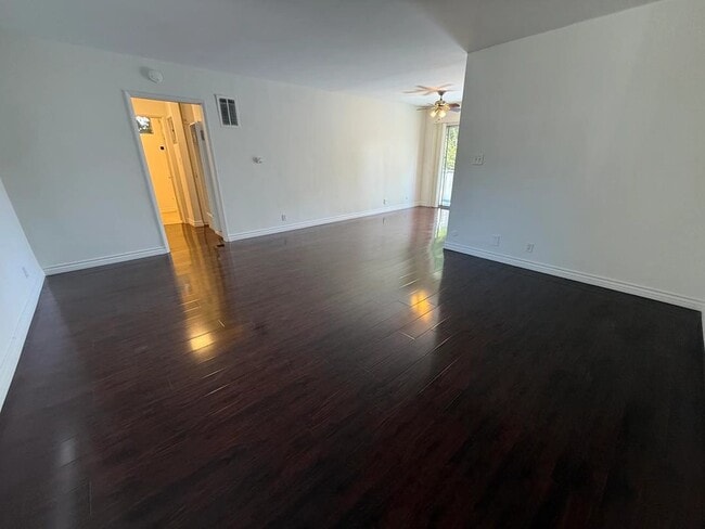 Building Photo - 536 N Sweetzer Ave