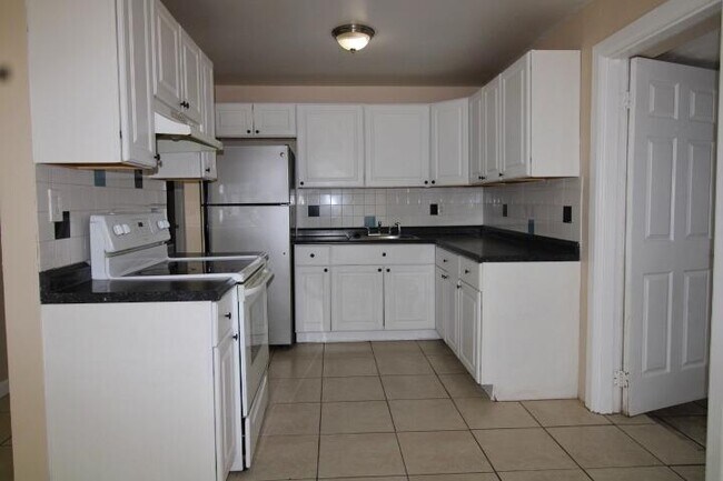 Foto del edificio - 1561 W 11th St