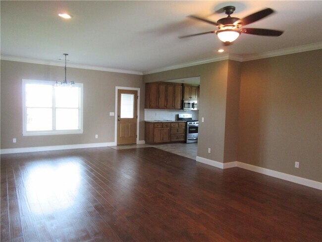 Building Photo - 581 Red Oak St