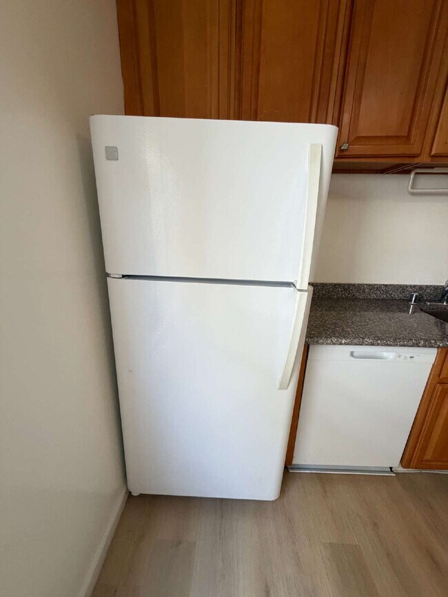 Foto del edificio - "Charming 2-Bed Oasis with Granite Countertops in Concord's Heart!"