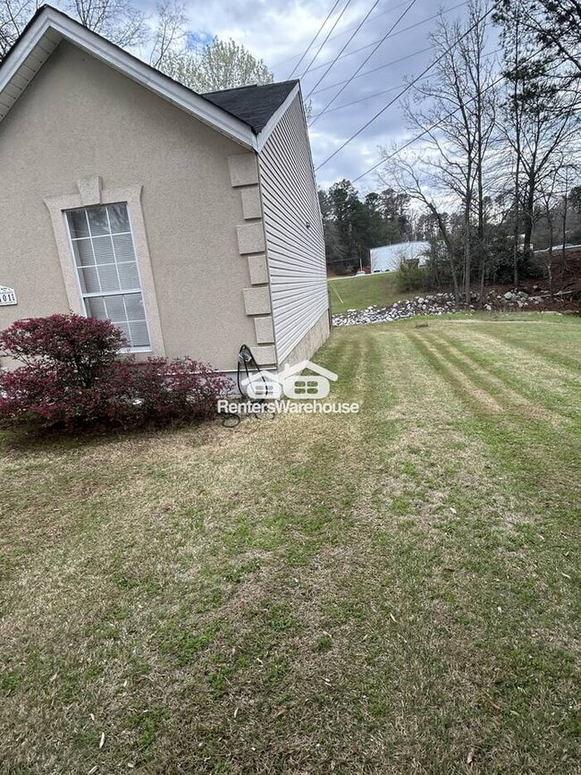 Building Photo - Adorable cottage 2 bedroom 2 bath with a 2 car garage