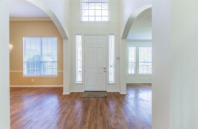 Building Photo - Nicely updated home in the heart of West P...