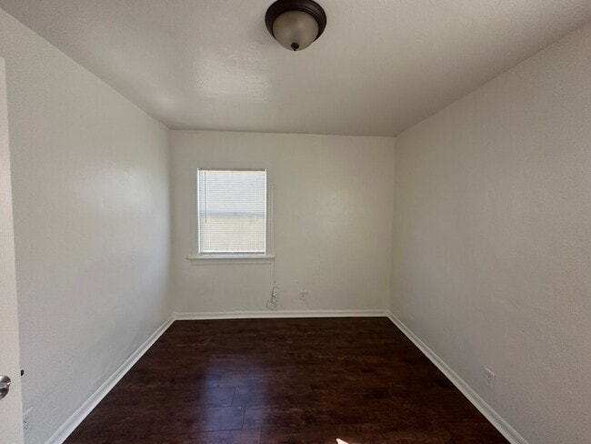 Foto del edificio - 8114 S Hoover St