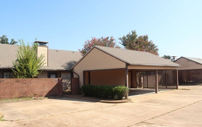 Foto del edificio - Townhome with covered parking