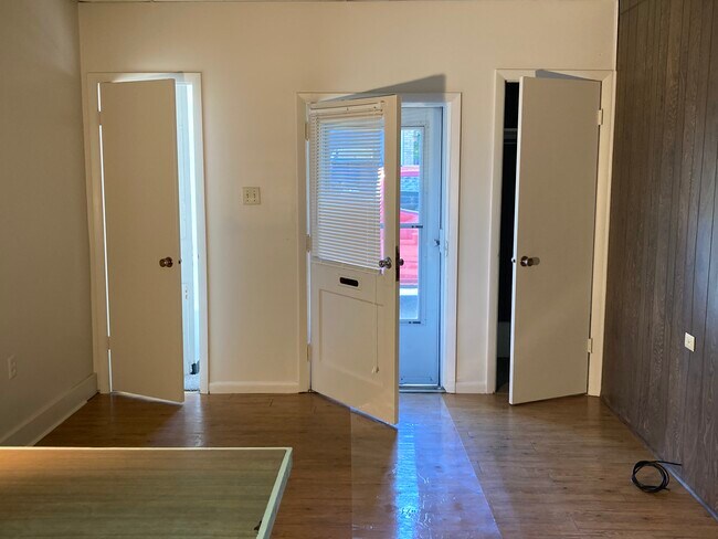 Building Photo - 462 Deer Ln