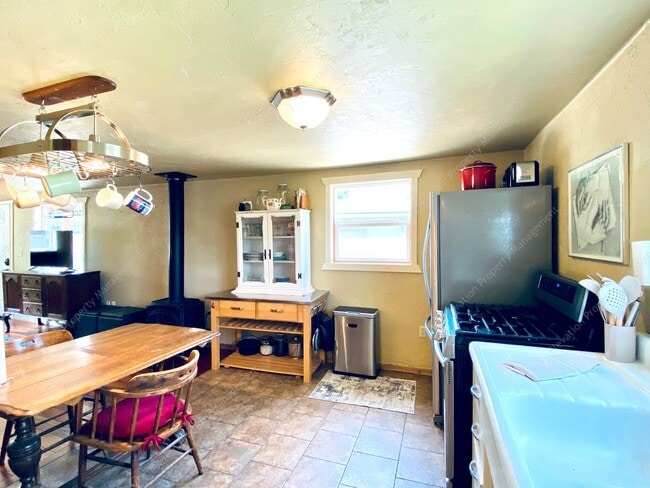 Building Photo - Furnished 1 BR / 1 BA cottage near downtow...