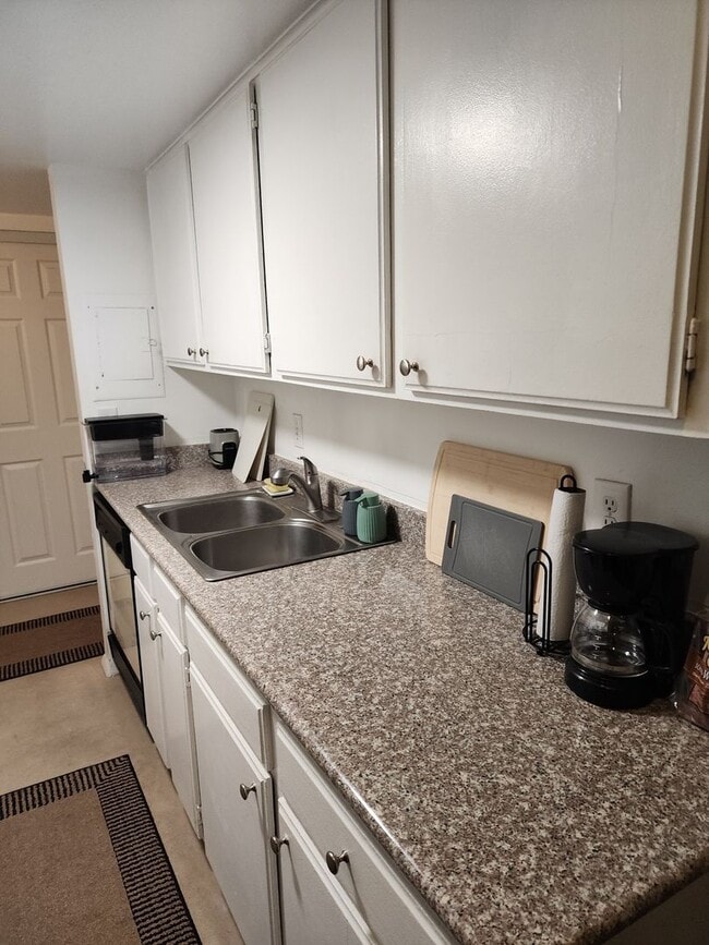 Building Photo - Ready, Renovated, Furnished and waiting fo...