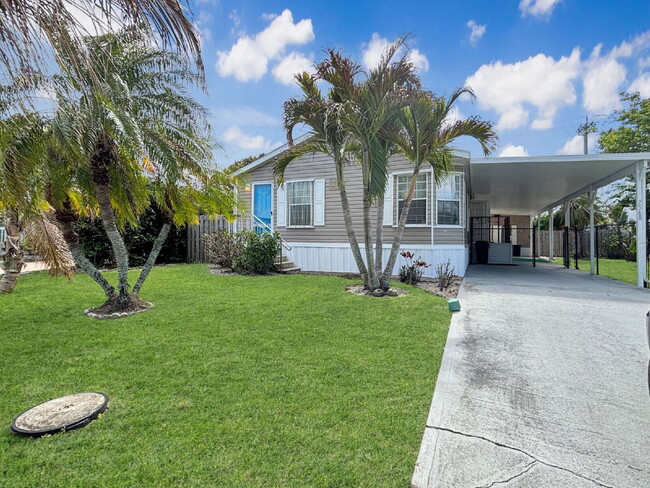 Building Photo - Charming Coastal Retreat in Ridgeway | Fenced Yard + Garage | Hobe Sound