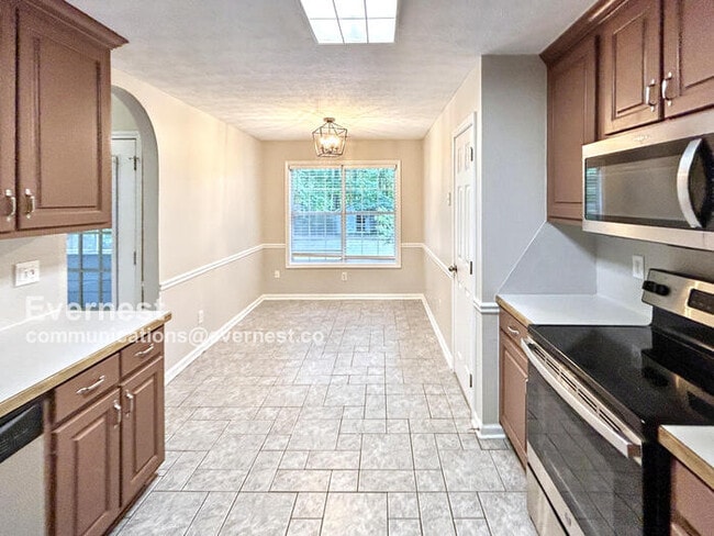 Building Photo - 1424 Snow Hill Dr