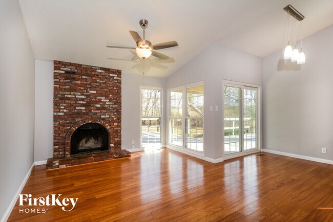 Building Photo - 213 Hollyberry Ct