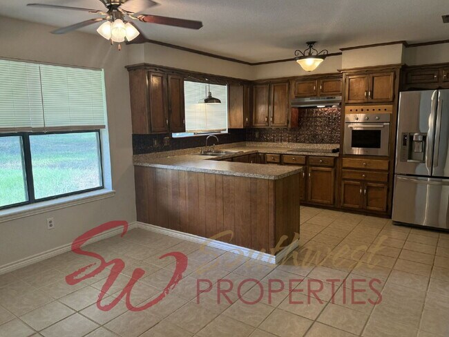 Foto del edificio - Charming 3 bedroom 2 bath on 2 acres within city limits!