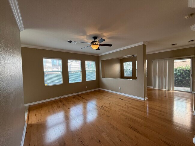 Foto del edificio - 590 Yarrow Dr