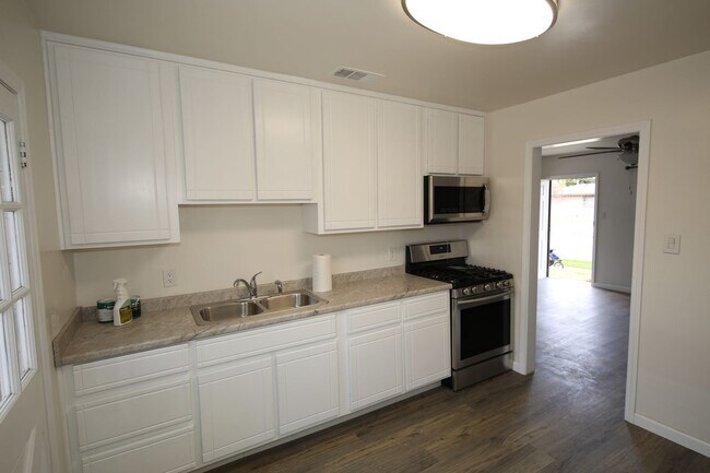 Building Photo - Adorable 2 Bedroom / 1 Bath Home with Park...