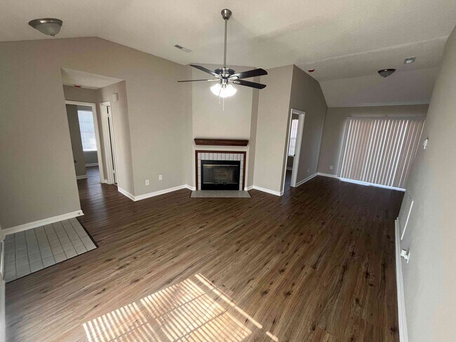 Foto del edificio - 204 Mountain Creek Dr