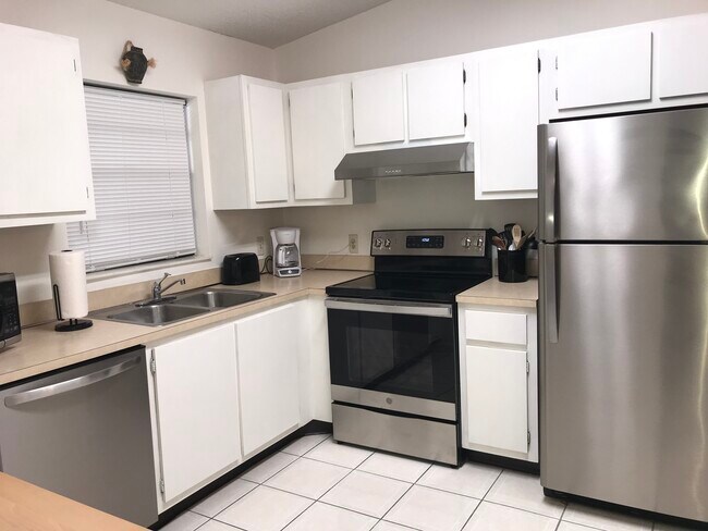 Building Photo - 3021 SE Aster Ln