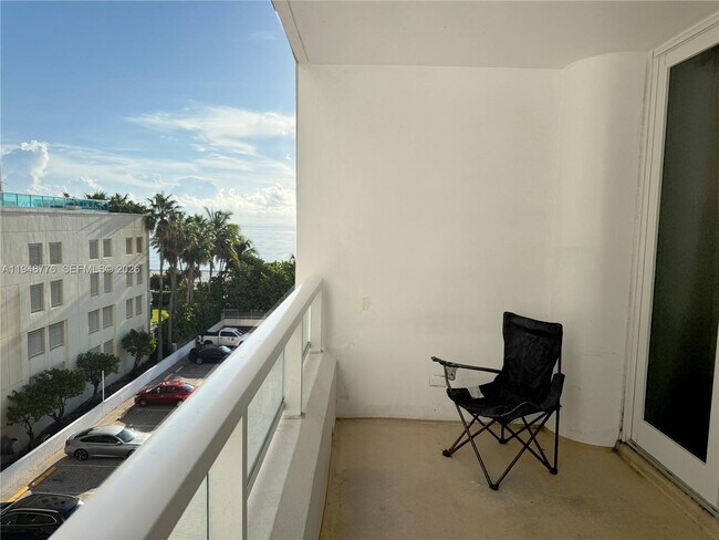 Foto del edificio - 5005 Collins Ave
