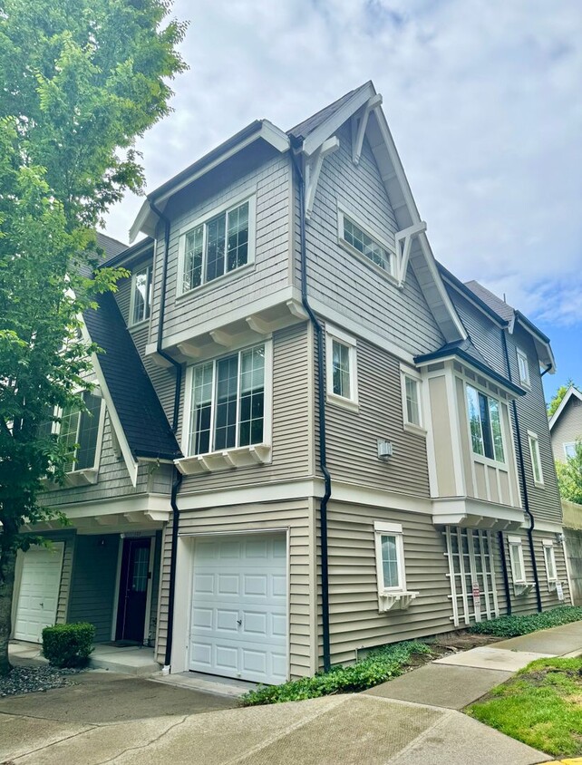 Primary Photo - 3-Bed End-Unit Townhome in Redmond