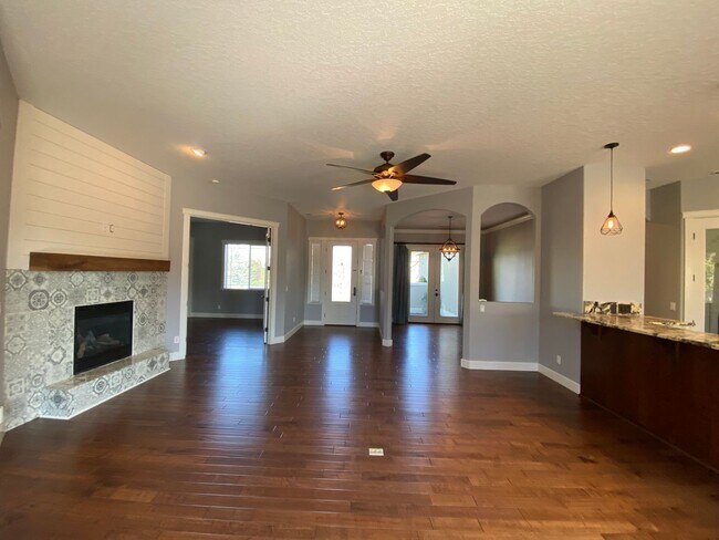 Foto del edificio - Beautiful, Spacious Home on 1/2 acre lot!