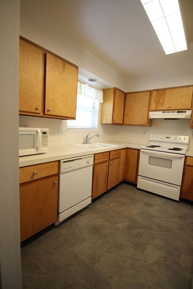 Building Photo - Cozy 2 bedroom condo