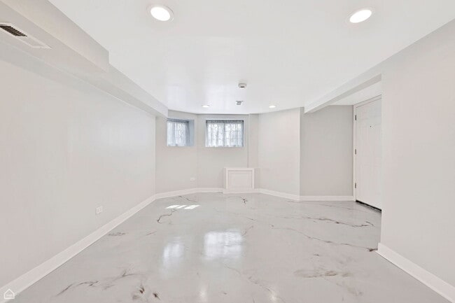 Building Photo - 7314 S King Dr