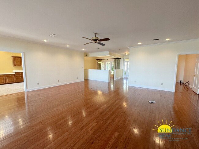 Building Photo - Prestigious 4 bedroom 2.5 bathroom Poquito...