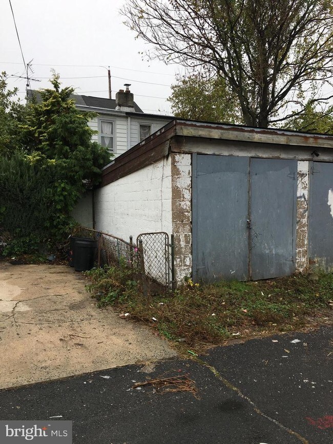 Building Photo - 812 Genesee St