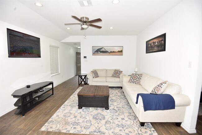 Foto del edificio - 16684 Lonely Pines Dr