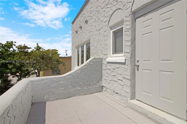 Foto del edificio - 327 SW 20th St