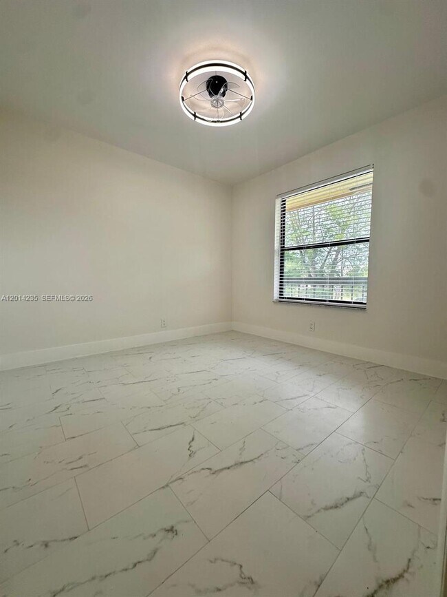 Foto del edificio - 21911 Lake Forest Cir