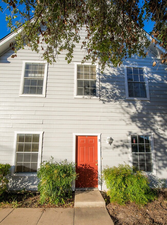 Foto del edificio - 3001 Whisper Oaks Ln