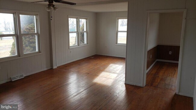 Foto del edificio - 19 Laverne Dr