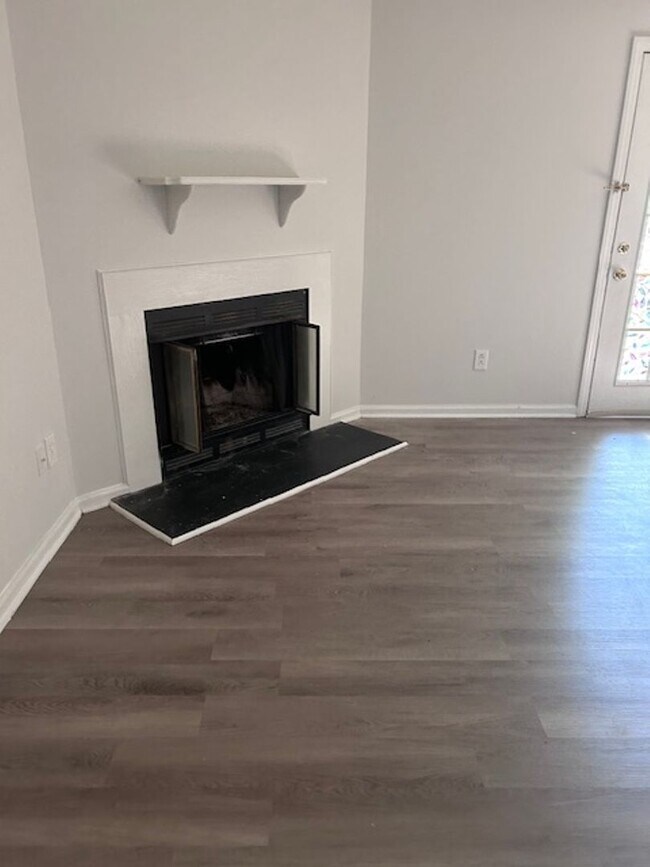 Foto del edificio - Coming Soon! Spacious 2 bedroom Condo!