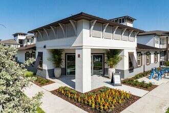Interior Photo - Everest Largo Apartments