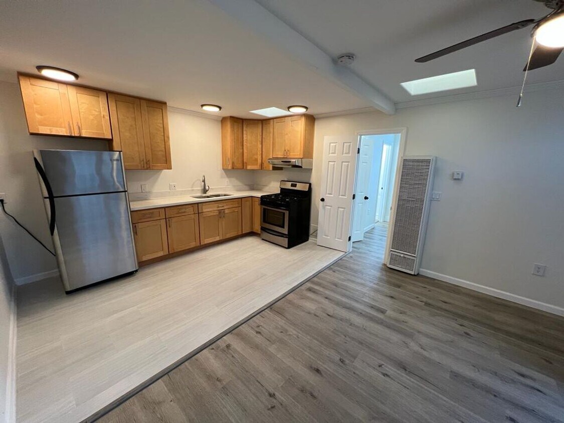 Primary Photo - Half Twin Home- Remodeled & Upgraded. Ligh...
