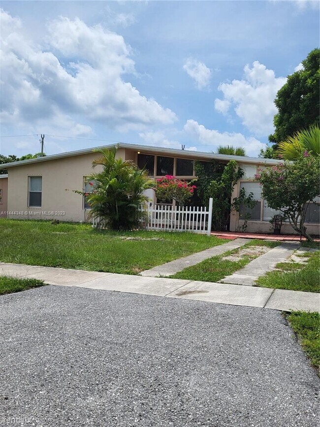 Building Photo - 4 br, 2 bath House - 636 W Ocean Ave # 0
