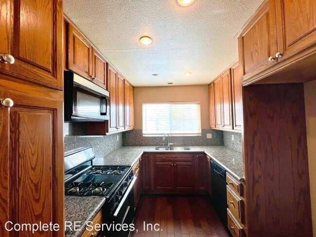 Building Photo - 4 br, 2.5 bath House - 16177 Barbee St