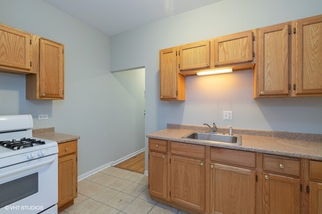 Building Photo - 3D Tour Available! 1 Bed Apartment in Bron...