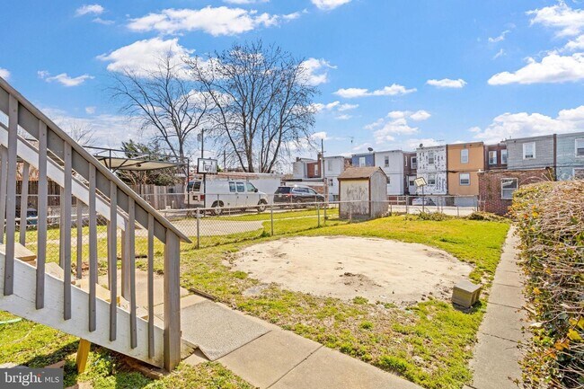 Building Photo - 586 Sanger St