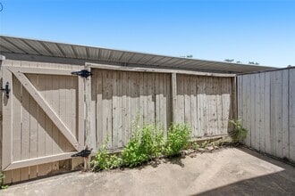 Building Photo - 2120 Wilcrest Dr