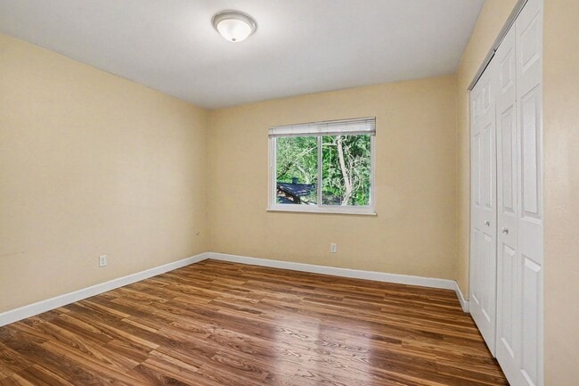 Building Photo - SUMMER MOVE IN SPECIAL- $300 off your move-in before July - $1075- 2 Bedroom Townhome off Westnedge