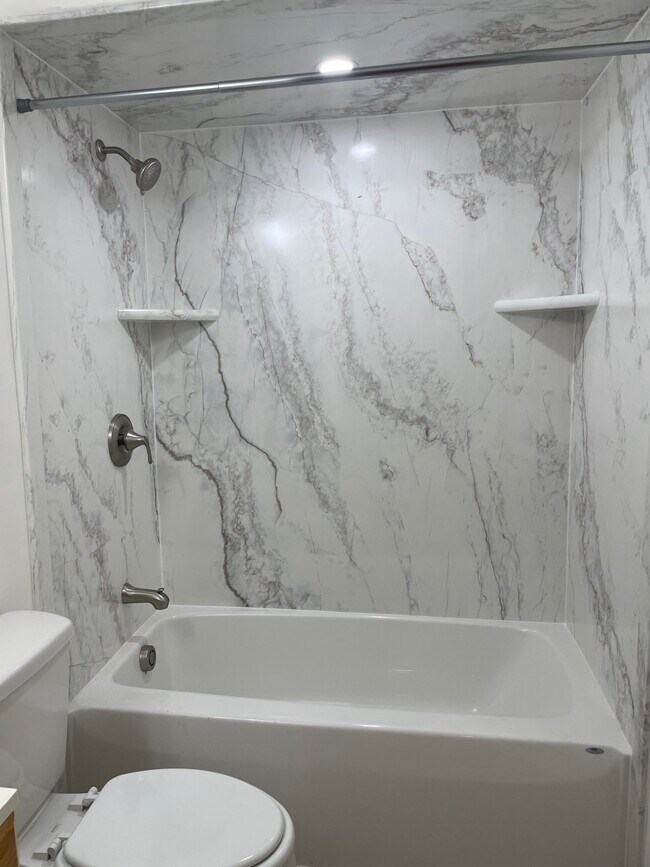 Foto del edificio - 657-659 Belmont Ave