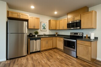 2 Bedroom / 2 Bathroom Kitchen - Quiet Meadows