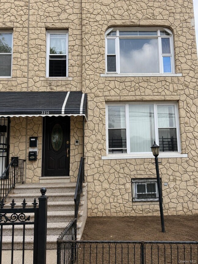 Foto del edificio - 3216 Seymour Ave