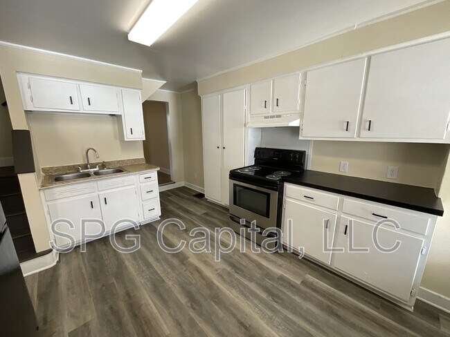 Building Photo - 544 Smith St