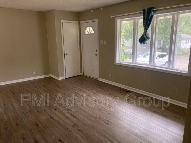 Building Photo - 846 SE Eastgate Dr