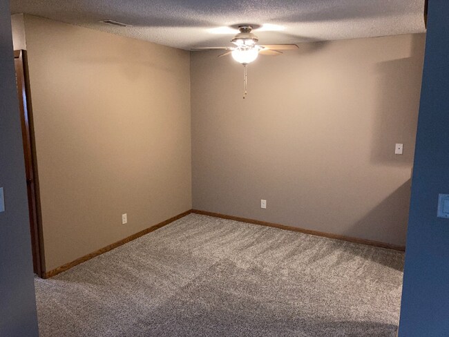 Foto del edificio - 5100 Emerald Dr