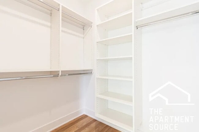 Photo - 2455 W Logan Blvd (Chicago, IL) Apartment