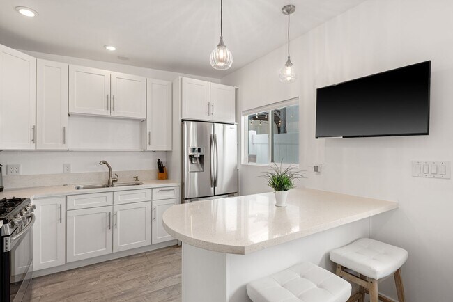 Foto del edificio - Charming 1BR/1BA Cottage - Private Patio w/ Hot Tub - Walk to the Beach