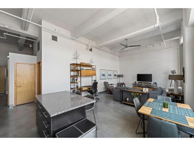 Building Photo - 700 N Washington Ave